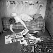 1970, Warszawa, Polska.
Ewa Długosz, urodzona w obozie koncentracyjnym Ravensbruck, n/z w swoim pokoju.
Fot. Irena Jarosińska, zbiory Fundacji Ośrodka KARTA