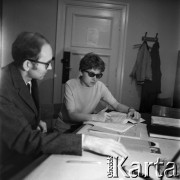 1970, Warszawa, Polska.
Ewa Długosz, urodzona w obozie koncentracyjnym Ravensbruck, n/z podczas konsultacji swojej pracy naukowej, z lewej prof. Zbigniew Czeczot.
Fot. Irena Jarosińska, zbiory Ośrodka KARTA