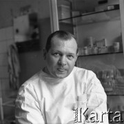 1968, Radomsko, Polska.
Dyzman Krasoń, lekarz, społecznik, zastępca ordynatora oddziału chirurgii ogólnej w szpitalu powiatowym, założyciel i animator kabaretu 