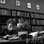 1970, Wrocław, Polska.
25-letnie wrocławianki, rówieśnice Wrocławia wyzwolonego 25 lat wcześniej, n/z w bibliotece.
Fot. Irena Jarosińska, zbiory Ośrodka KARTA