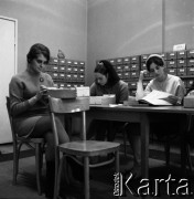 1970, Wrocław, Polska.
25-letnie wrocławianki, rówieśnice Wrocławia wyzwolonego 25 lat wcześniej, n/z w bibliotece.
Fot. Irena Jarosińska, zbiory Ośrodka KARTA