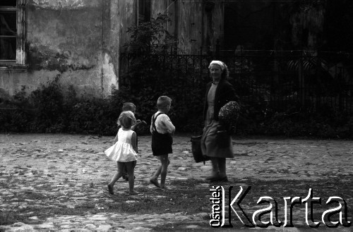 1960, Wojszyce (obecnie Wrocław), Polska.
Polscy imigranci z Kanady, osiedleni po II wojnie światowej w podwrocławskiej wsi.
Fot. Irena Jarosińska, zbiory Fundacji Ośrodka KARTA
