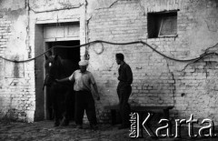 1960, Wojszyce (obecnie Wrocław), Polska.
Polscy imigranci z Kanady, osiedleni po II wojnie światowej w podwrocławskiej wsi.
Fot. Irena Jarosińska, zbiory Fundacji Ośrodka KARTA