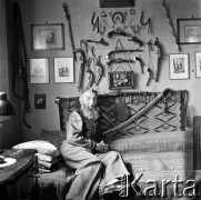 1963, Warszawa, Polska.
Stanisław Gepner, kolekcjoner militariów, znawca historycznego umundurowania i uzbrojenia.
Fot. Irena Jarosińska, Fundacja Ośrodka KARTA