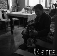 1966, Warszawa, Polska.
Łucja Mickiewiczowa, malarka, n/z w swoim mieszkaniu.
Fot. Irena Jarosińska, zbiory Ośrodka KARTA