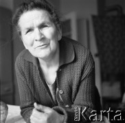 1966, Warszawa, Polska.
Łucja Mickiewiczowa, malarka, n/z w swoim mieszkaniu.
Fot. Irena Jarosińska, zbiory Ośrodka KARTA