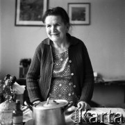 1966, Warszawa, Polska.
Łucja Mickiewiczowa, malarka, n/z w swoim mieszkaniu.
Fot. Irena Jarosińska, zbiory Ośrodka KARTA
