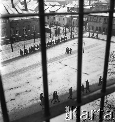 Zima 1958, Iława, Polska.
Centralne Więzienie. Więźniowie na spacerniaku.
Fot. Irena Jarosińska, zbiory Ośrodka KARTA