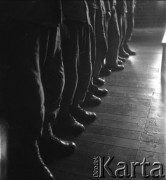 Zima 1958, Iława, Polska.
Centralne Więzienie. Więźniowie stojący w szeregu, ujęcie na nogi i buty.
Fot. Irena Jarosińska, zbiory Ośrodka KARTA