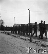 Zima 1958, Iława, Polska.
Centralne Więzienie. Maszeruje grupa więźniów.
Fot. Irena Jarosińska, zbiory Ośrodka KARTA