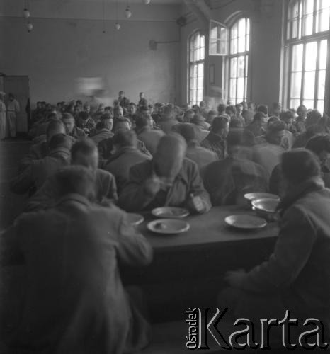 Zima 1958, Iława, Polska.
Centralne Więzienie. Stołówka, więźniowie jedzący obiad.
Fot. Irena Jarosińska, zbiory Ośrodka KARTA