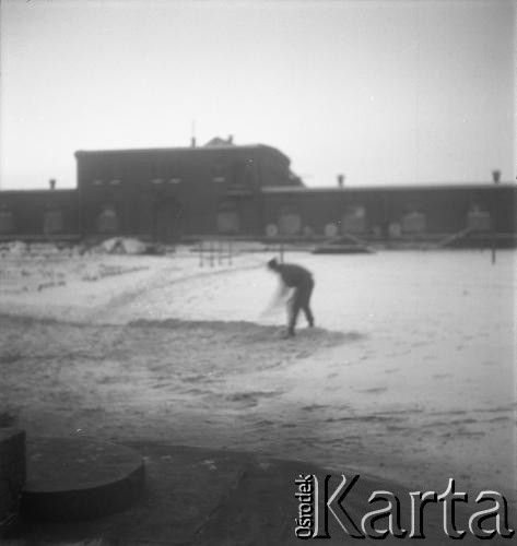 Zima 1958, Iława, Polska.
Centralne Więzienie. Dziedziniec. Więzień odgarniający śnieg.
Fot. Irena Jarosińska, zbiory Ośrodka KARTA