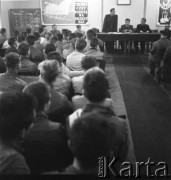 Zima 1958, Iława, Polska.
Centralne Więzienie. Sala wykładowa. Trzech mężczyzna za stołem prezydialnym. Więźniowie.
Fot. Irena Jarosińska, zbiory Ośrodka KARTA