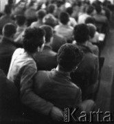 Zima 1958, Iława, Polska.
Centralne Więzienie. Sala wykładowa. Więźniowie.
Fot. Irena Jarosińska, zbiory Ośrodka KARTA