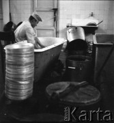 Zima 1958, Iława, Polska.
Centralne Więzienie. Kuchnia. Mycie naczyń.
Fot. Irena Jarosińska, zbiory Ośrodka KARTA