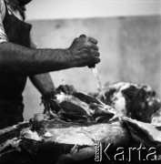 Lata 60., miejsce nieznane, Polska.
Masarnia.
Fot. Irena Jarosińska, zbiory Ośrodka KARTA