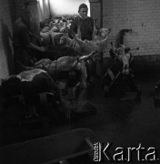 Lata 60., miejsce nieznane, Polska.
Masarnia.
Fot. Irena Jarosińska, zbiory Ośrodka KARTA