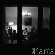 1959, Warszawa, Polska.
Mieszkanie prywatne, zdjęcie wykonane przez okno.
Fot. Irena Jarosińska, zbiory Fundacji Ośrodka KARTA