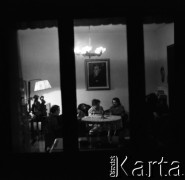 1959, Warszawa, Polska.
Mieszkanie prywatne, zdjęcie wykonane przez okno.
Fot. Irena Jarosińska, zbiory Fundacji Ośrodka KARTA