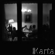 1959, Warszawa, Polska.
Mieszkanie prywatne, zdjęcie wykonane przez okno.
Fot. Irena Jarosińska, zbiory Fundacji Ośrodka KARTA