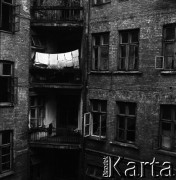 1959, Warszawa, Polska.
Okna kamienicy, widok z okna pracowni Ireny Jarosińskiej przy ulicy Świerczewskiego 61 (obecnie Aleja Solidarności).
Fot. Irena Jarosińska, zbiory Fundacji Ośrodka KARTA