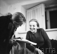 Wiosna 1960, Warszawa, Polska.
Kalina Jędrusik-Dygat (z lewej) i Aleksandra Śląska. Garderoba w Teatrze Współczesnym.
Fot. Irena Jarosińska, zbiory Ośrodka KARTA