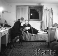 Wiosna 1960, Warszawa, Polska.
Kalina Jędrusik-Dygat (z lewej) i Aleksandra Śląska. Garderoba w Teatrze Współczesnym.
Fot. Irena Jarosińska, zbiory Ośrodka KARTA
