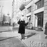 Wiosna 1960, Warszawa, Polska.
Ul. Marszałkowska, aktorka Aleksandra Śląska przed sklepem meblowym. W głębi pl. Konstytucji.
Fot. Irena Jarosińska, zbiory Ośrodka KARTA