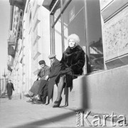 Wiosna 1960, Warszawa, Polska.
Ul. Marszałkowska, aktorka Aleksandra Śląska przed sklepem meblowym. W głębi z lewej pl. Konstytucji.
Fot. Irena Jarosińska, zbiory Ośrodka KARTA