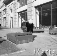 Wiosna 1960, Warszawa, Polska.
Ul. Marszałkowska, aktorka Aleksandra Śląska przed sklepem meblowym.
Fot. Irena Jarosińska, zbiory Ośrodka KARTA