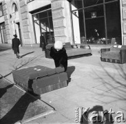 Wiosna 1960, Warszawa, Polska.
Ul. Marszałkowska, aktorka Aleksandra Śląska przed sklepem meblowym.
Fot. Irena Jarosińska, zbiory Ośrodka KARTA