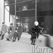 Wiosna 1960, Warszawa, Polska.
Ul. Marszałkowska, aktorka Aleksandra Śląska przed sklepem meblowym.
Fot. Irena Jarosińska, zbiory Ośrodka KARTA