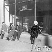 Wiosna 1960, Warszawa, Polska.
Ul. Marszałkowska, aktorka Aleksandra Śląska przed sklepem meblowym.
Fot. Irena Jarosińska, zbiory Ośrodka KARTA