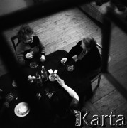 1959, Warszawa, Polska.
Mieszkanie prywatne, zdjęcie wykonane przez okno.
Fot. Irena Jarosińska, zbiory Fundacji Ośrodka KARTA