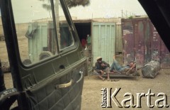 1992, Kabul, Afganistan.
Afgańczycy podczas postoju przy drodze.
Fot. Irena Jarosińska, zbiory Fundacji Ośrodka KARTA