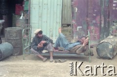 1992, Kabul, Afganistan.
Afgańczycy podczas postoju przy drodze.
Fot. Irena Jarosińska, zbiory Fundacji Ośrodka KARTA