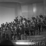 25-28.06.1970, Opole, Polska.
VIII Krajowy Festiwal Piosenki Polskiej. Orkiestra na scenie.
Fot. Irena Jarosińska, zbiory Ośrodka KARTA