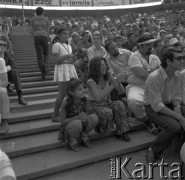 25-28.06.1970, Opole, Polska.
VIII Krajowy Festiwal Piosenki Polskiej. Publiczność w amfiteatrze.
Fot. Irena Jarosińska, zbiory Ośrodka KARTA