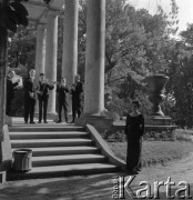 1966, Łańcut, woj. rzeszowskie, Polska.
Zamek. Fagocista Filharmonii Narodowej Kazimierz Piwkowski ze swoim zespołem 