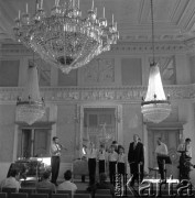 1966, Łańcut, woj. rzeszowskie, Polska.
Sala Balowa w zamku. Koncert fagocisty Filharmonii Narodowej Kazimierza Piwkowskiego i jego zespołu 