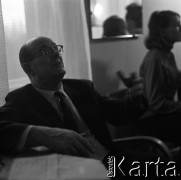 Lata 60., Wrocław, Polska.
Prof. Adam Kopyciński, dyrygent, kompozytor, dyrektor Opery Wrocławskiej, n/z podczas próby.
Fot. Irena Jarosińska, zbiory Fundacji Ośrodka KARTA