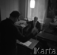 Lata 60., Wrocław, Polska.
Prof. Adam Kopyciński (P), dyrygent, kompozytor, dyrektor Opery Wrocławskiej, n/z podczas próby.
Fot. Irena Jarosińska, zbiory Fundacji Ośrodka KARTA