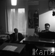 Lata 60., Wrocław, Polska.
Prof. Adam Kopyciński (L), dyrygent, kompozytor, dyrektor Opery Wrocławskiej, n/z podczas próby.
Fot. Irena Jarosińska, zbiory Fundacji Ośrodka KARTA