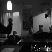 Lata 60., Wrocław, Polska.
Prof. Adam Kopyciński (L), dyrygent, kompozytor, dyrektor Opery Wrocławskiej, n/z podczas próby.
Fot. Irena Jarosińska, zbiory Fundacji Ośrodka KARTA