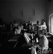 Lata 60., Wrocław, Polska.
Prof. Adam Kopyciński (na drugim planie z prawejL), dyrygent, kompozytor, dyrektor Opery Wrocławskiej, n/z podczas próby.
Fot. Irena Jarosińska, zbiory Fundacji Ośrodka KARTA