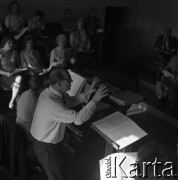 Lata 60., Wrocław, Polska.
Prof. Adam Kopyciński (L), dyrygent, kompozytor, dyrektor Opery Wrocławskiej, n/z podczas próby.
Fot. Irena Jarosińska, zbiory Fundacji Ośrodka KARTA