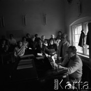 Lata 60., Wrocław, Polska.
Prof. Adam Kopyciński (na drugim planie z prawejL), dyrygent, kompozytor, dyrektor Opery Wrocławskiej, n/z podczas próby.
Fot. Irena Jarosińska, zbiory Fundacji Ośrodka KARTA