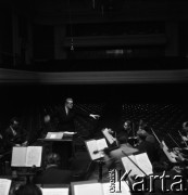 1958, Warszawa, Polska.
Filharmonia Narodowa, próba orkiestry, dyryguje Bohdan Wodiczko.
Fot. , zbiory Fundacji Ośrodka KARTA