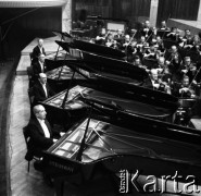 1958, Warszawa, Polska.
Filharmonia Narodowa, próba koncertu na cztery fortepiany pod dyrekcją Bohdana Wodiczko.
Fot. , zbiory Fundacji Ośrodka KARTA
