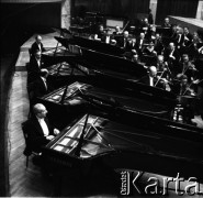 1958, Warszawa, Polska.
Filharmonia Narodowa, próba koncertu na cztery fortepiany pod dyrekcją Bohdana Wodiczko.
Fot. , zbiory Fundacji Ośrodka KARTA